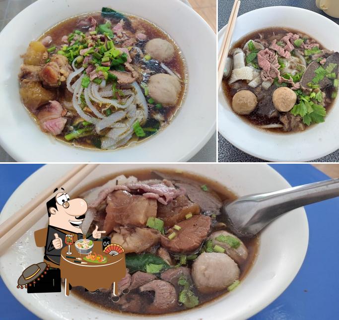 ก๋วยเตี๋ยวเนื้อตุ๋นหน้าโรงน้ำแข็ง200ปี