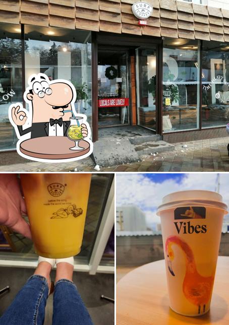 Это снимок, где изображены напитки и внешнее оформление в Surf Coffee X Aurora