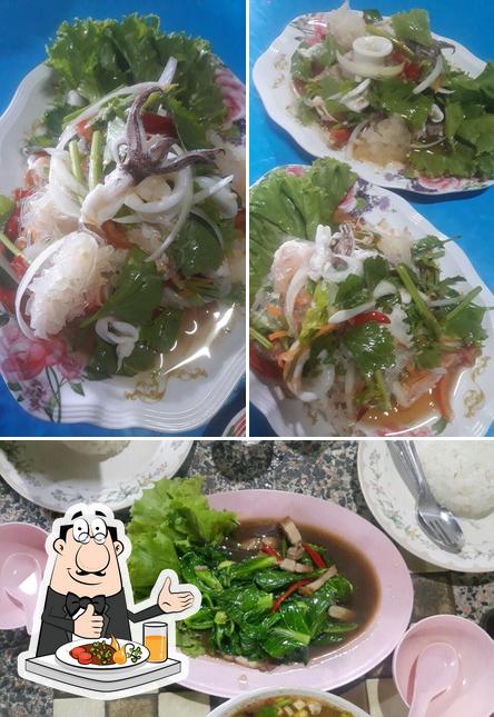 ครัวเก้าอี้ไม้