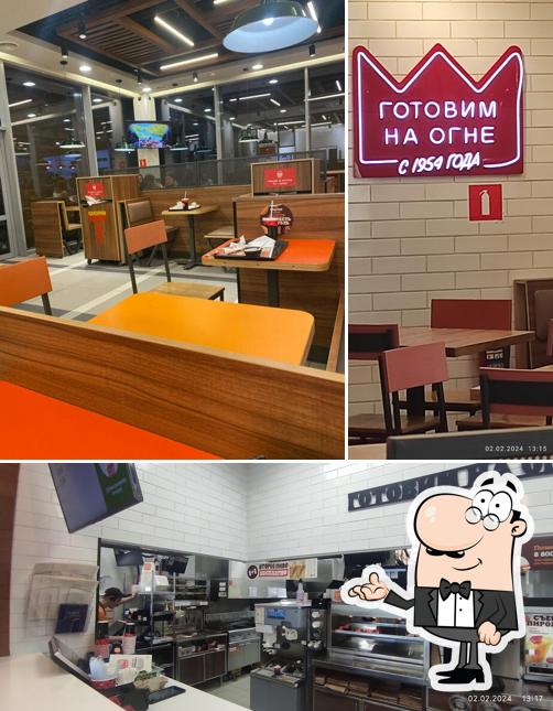 Посмотрите на внутренний интерьер "Бургер Кинг"