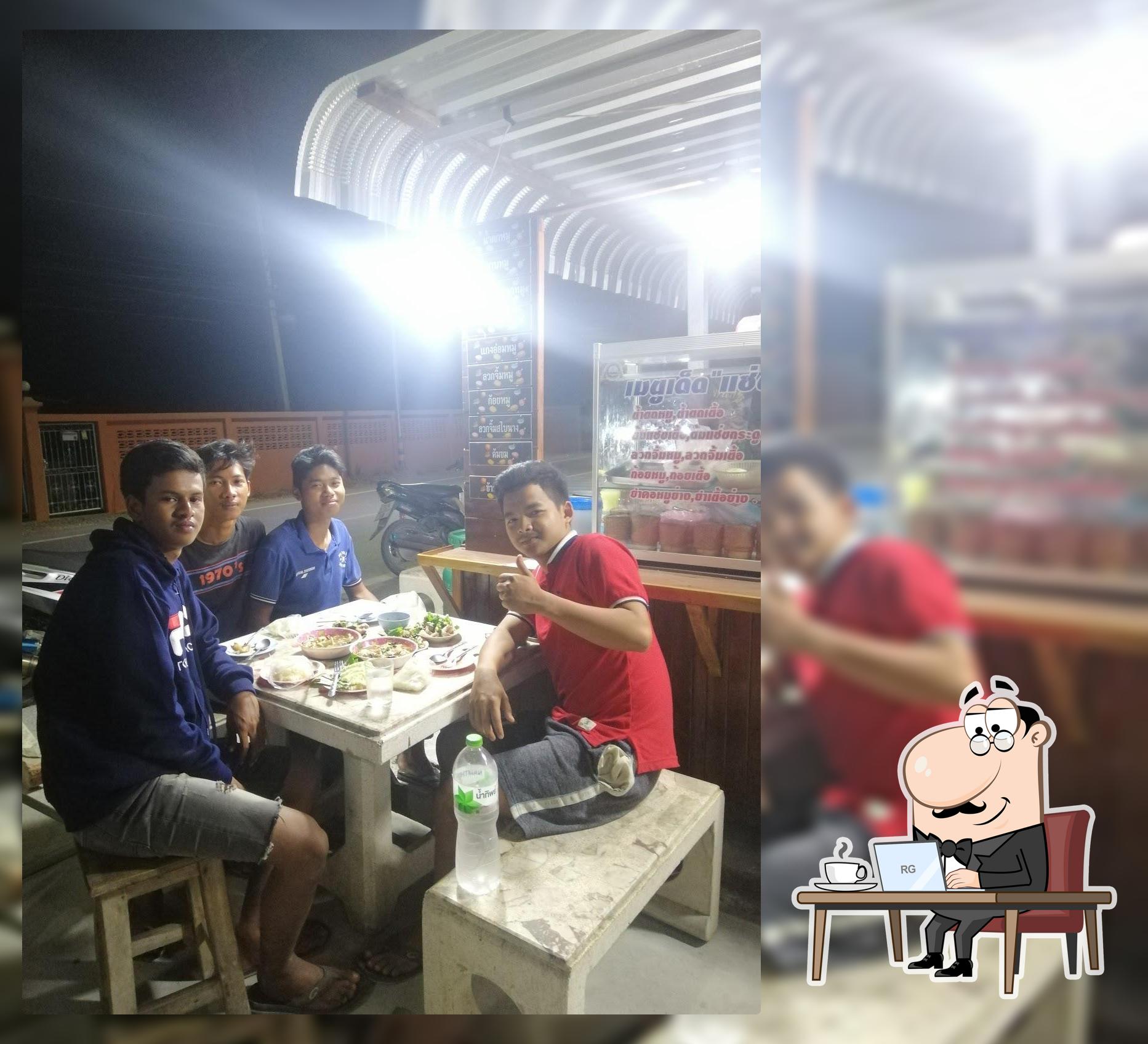 ร้านหนึ่งคอหมูย่าง, หน้าบ้าน