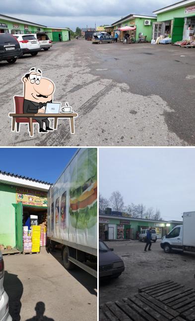 На задворках