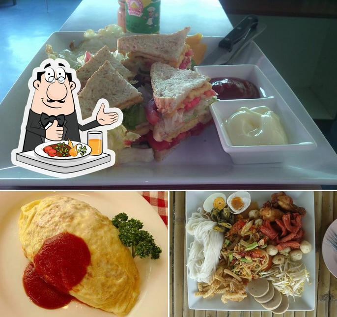 ร้านลาบชุมแพ Isaan Hut Restaurant & Bar