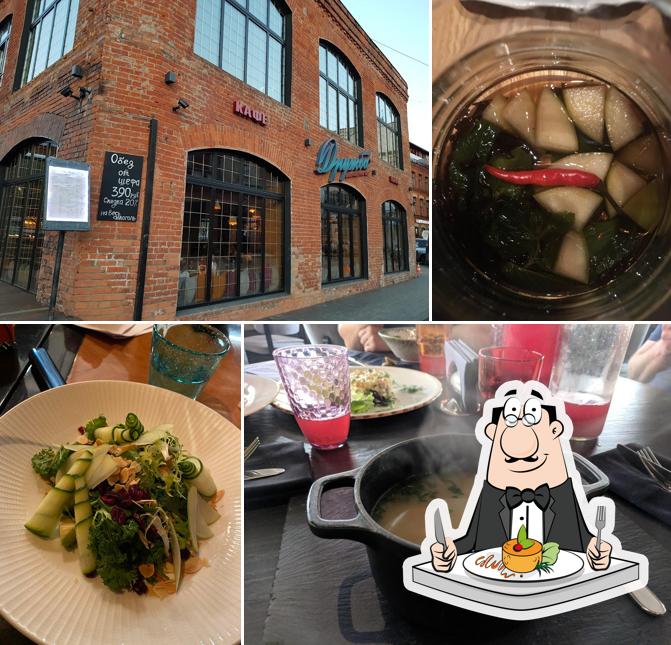 Еда в "Кафе Дружба"