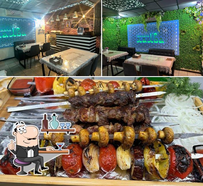 В Чайхана Халва есть внутреннее оформление, еда и многое другое