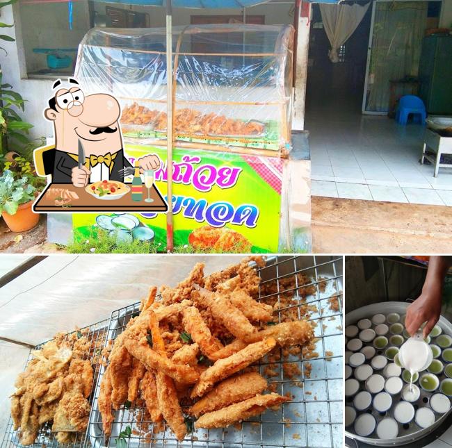 ร้านขนมถ้วย กล้วยทอดเเสนอร่อย