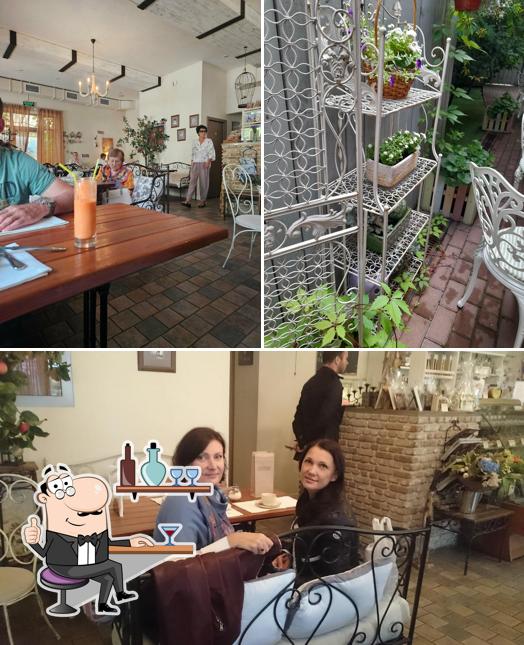 Посмотрите на внутренний интерьер "Cafeletto"