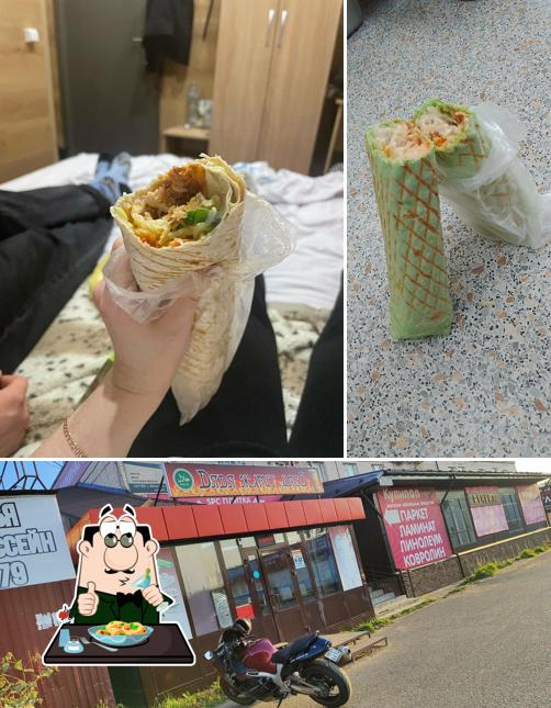 Дядя жарит мясО