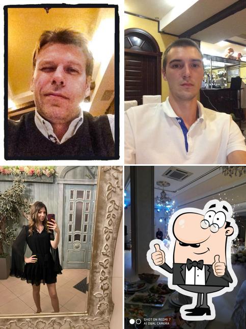 У фонтана