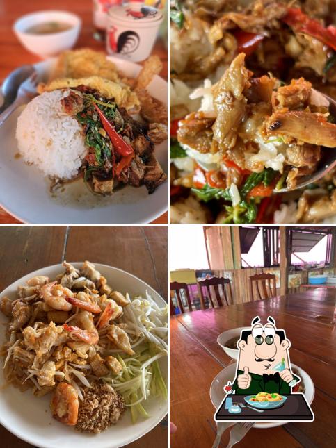 ร้านเจ๊ไก่ กระเพราหมูกรอบ ต้มเลือดหมู