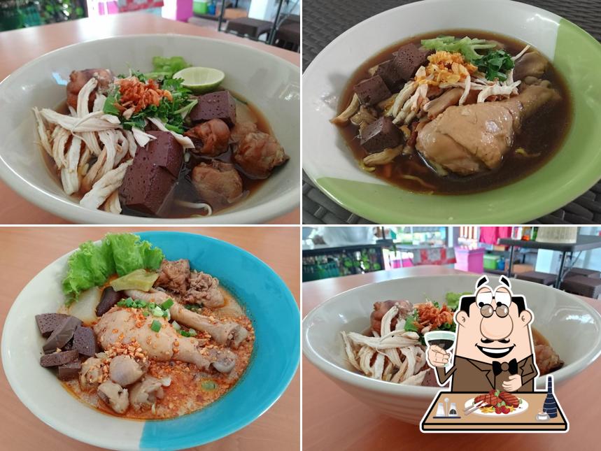 ก๋วยเตี๋ยวไก่ตุ๋นซอยสาม