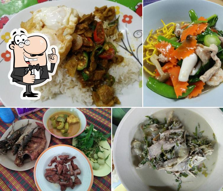 ร้านจัมโบ้ ก๋วยเตี๋ยวเป็ดห้าแยก อาหารตามสั่ง