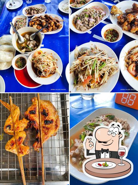 ส้มตำบ้านๆไก่ย่างร้อยเอ็ด