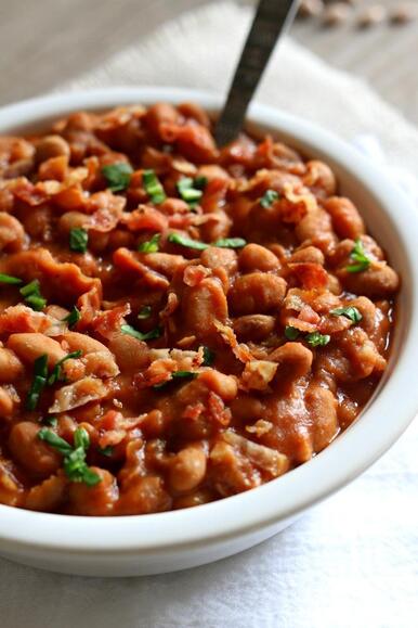 Фасоль со свиной шкуркой